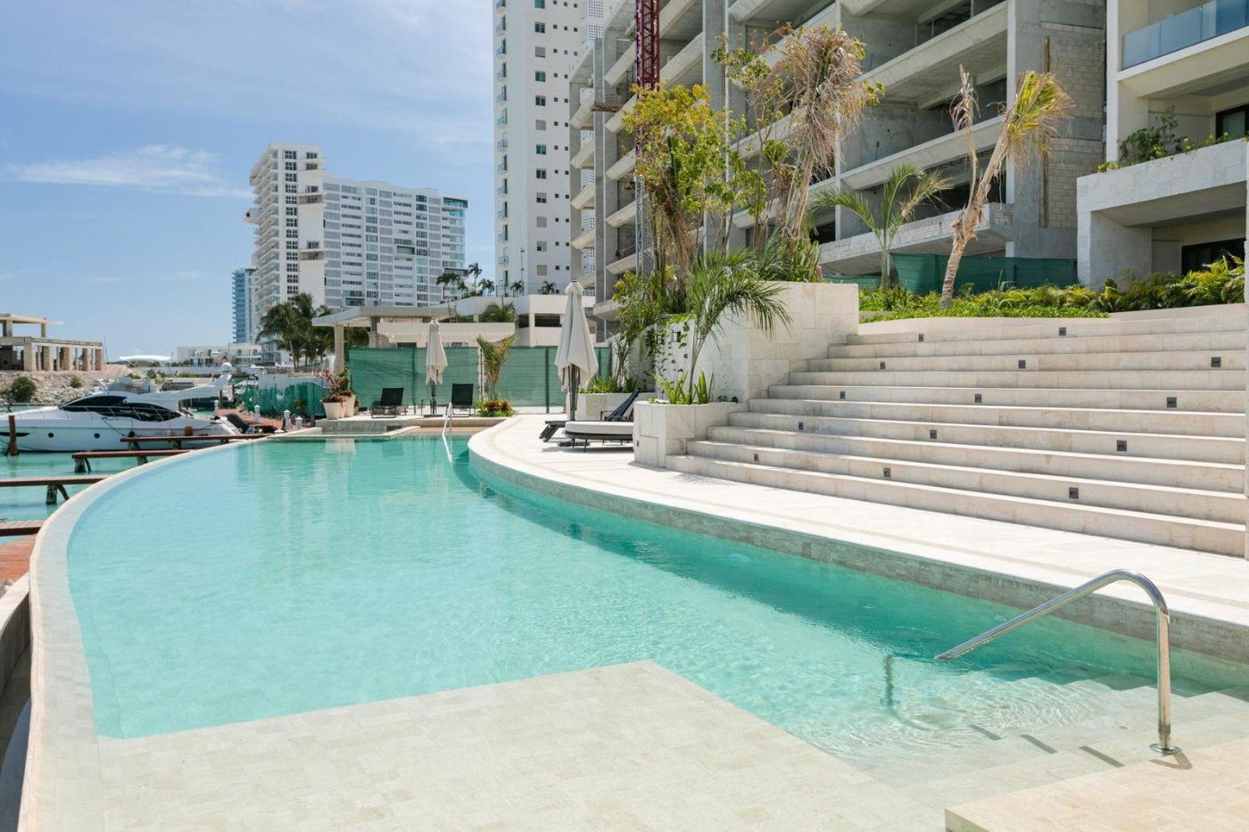 Alberca de un condominio en Puerto Cancún